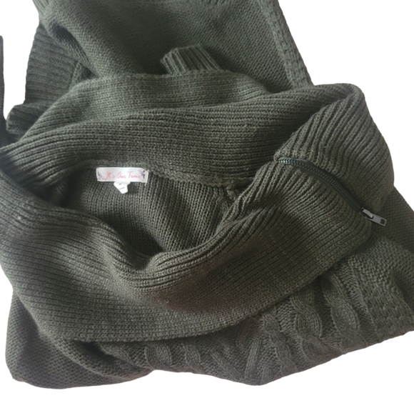 It's Our Time Green Wide Neck Sweater Size Medium - Picture 4 of 4
